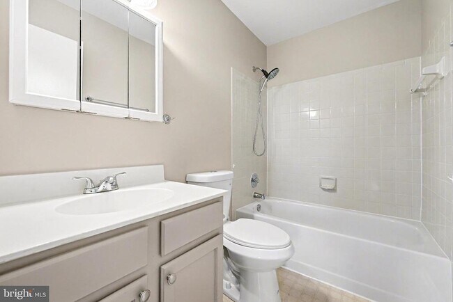 Building Photo - 102 Chesterfield Ln