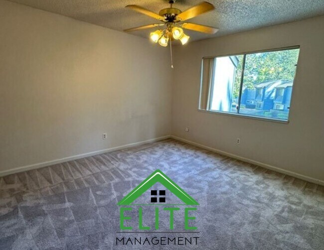 Building Photo - **2 Bed, 2 Bath Condo in Gated Community |...