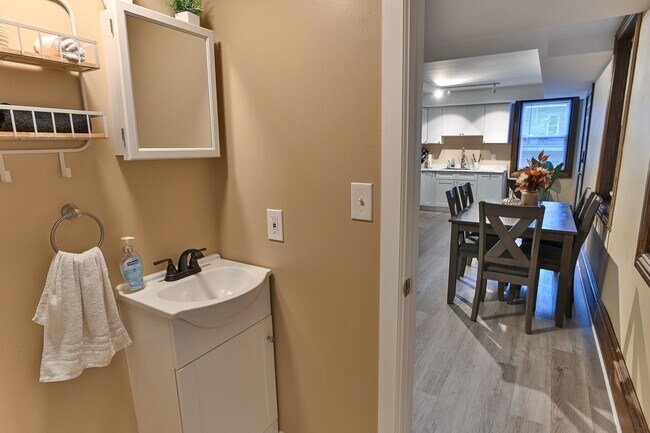 Building Photo - 119 Locust St