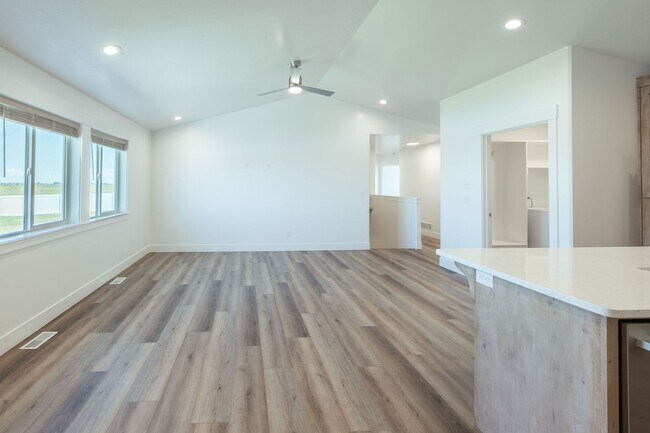 Building Photo - 5 BED 3 BATH HOME IN IDAHO FALLS WITH 2 STALL GARAGE, AC, FENCED YARD