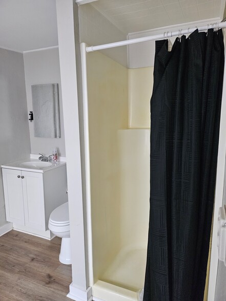 Bathroom - 613 Poplar St