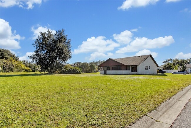 Large Yard - 905 Mendoza Ln