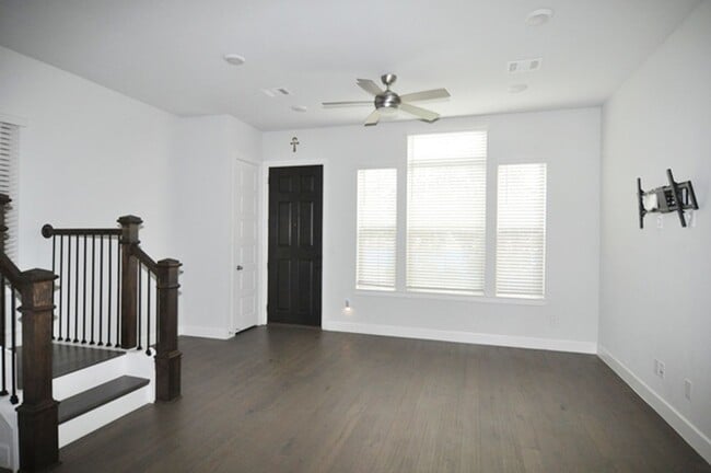 Building Photo - Trinity Grove ~ Skyline Views!