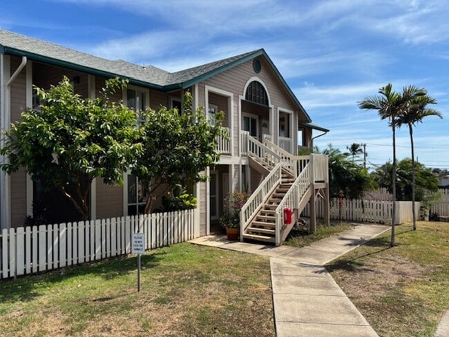 Building Photo - 3bd/2ba upstairs unit with deck