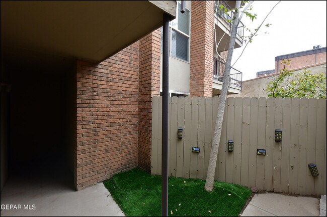 Building Photo - 4433 N Stanton St
