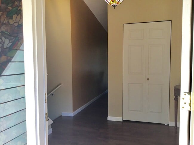 Building Photo - Very Cute and Spacious 3 BD & 2.5 Bath Home located in Kirkland-Finn Hill!