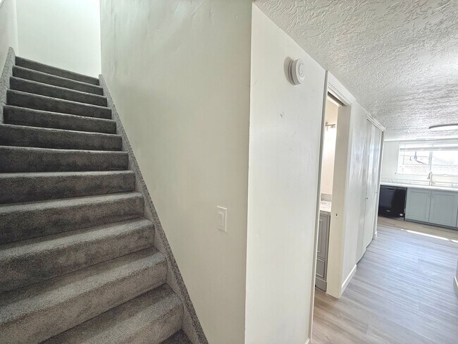 Building Photo - Open House June 20th | 3 Bedroom Townhome in Holladay