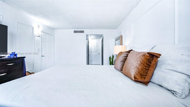 Building Photo - 6770 Indian Creek Dr