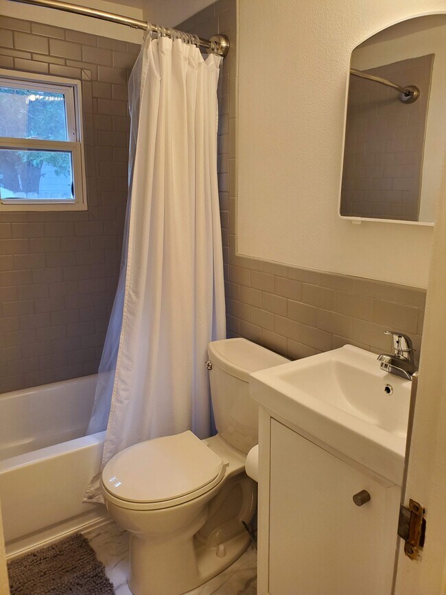 Building Photo - 607 Floral Ave