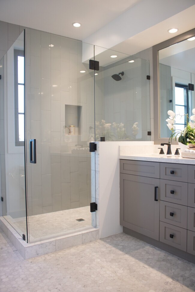 Building Photo - 1348 S Burnside Ave