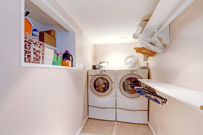 Building Photo - 1531 Marmont Ave