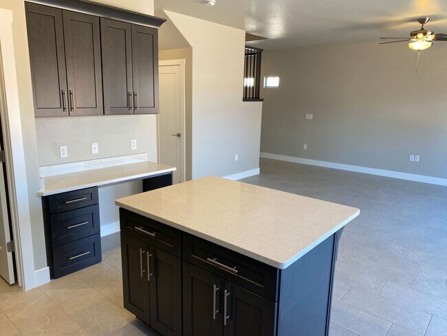 Building Photo - Newer- Red Mountain Vista Town Home