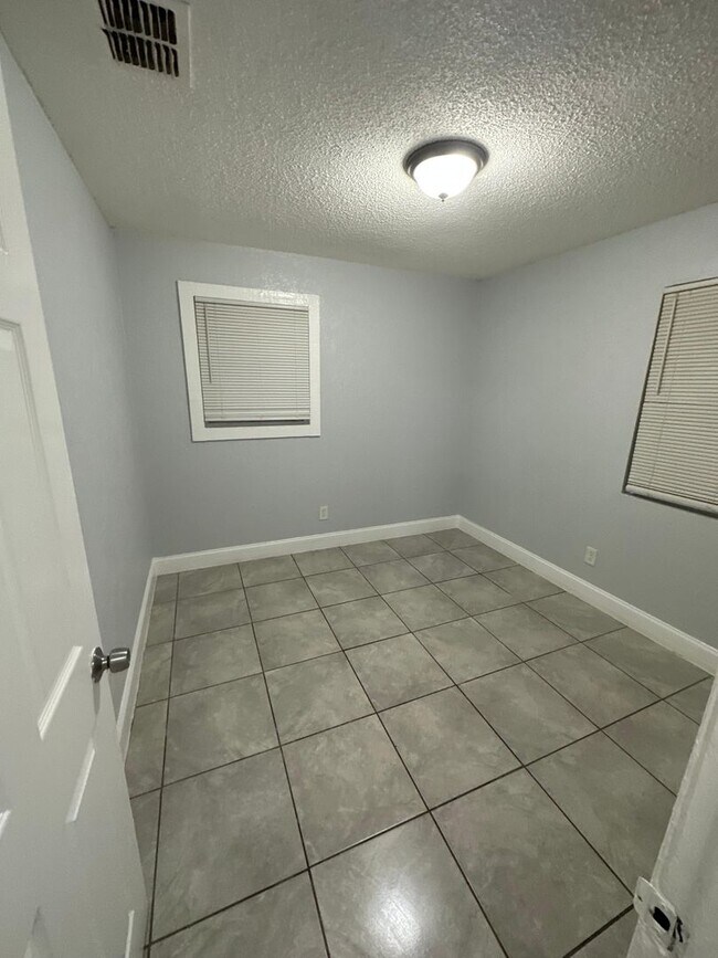 Building Photo - Fully Renovated 3/1 Single Family Ready for Move In!!!