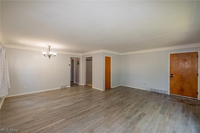 Building Photo - 8221 Pelham Dr