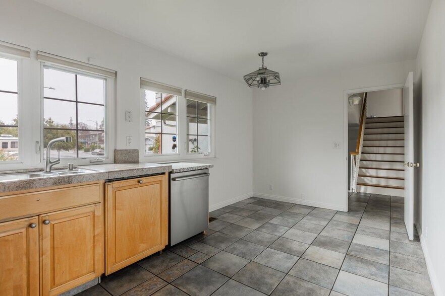 Building Photo - 1057 Iris Ave