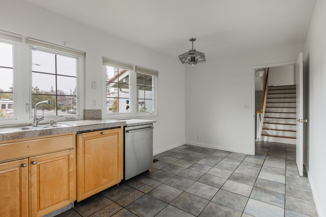 Building Photo - 1057 Iris Ave