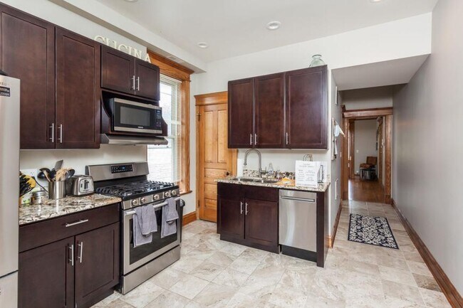 Primary Photo - 3 bedroom in Chicago IL 60657