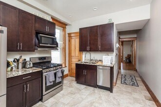 Building Photo - 3 bedroom in Chicago IL 60657