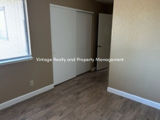 Building Photo - Available Now! Recently Updated 3 Bedroom ...