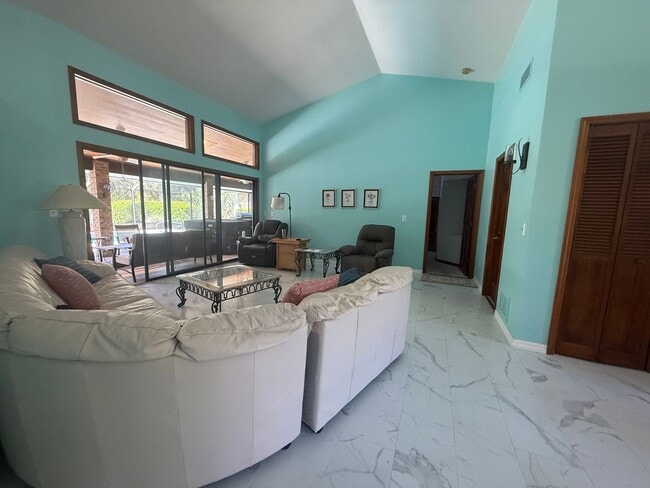 Building Photo - Beautiful 3 bedroom 2.5 bathroom pool home