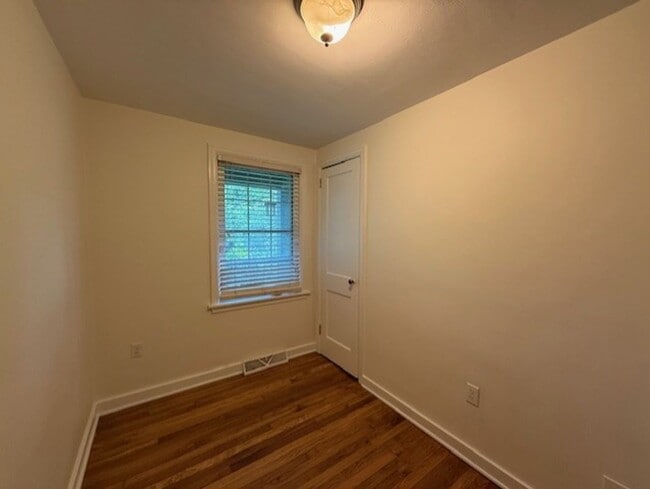 Building Photo - Charming One Floor Living Downtown!