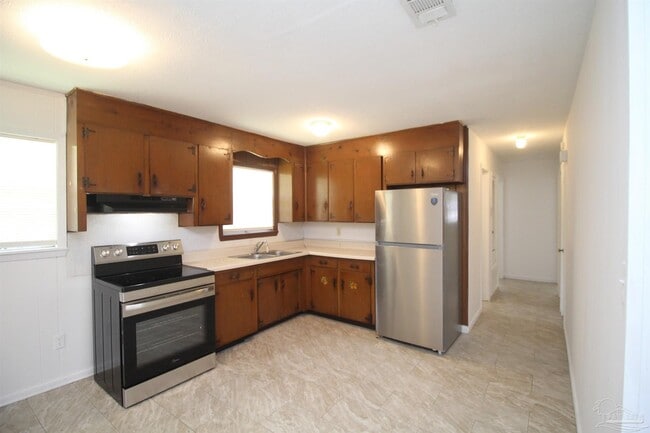 Building Photo - 404 Ladybird Ln