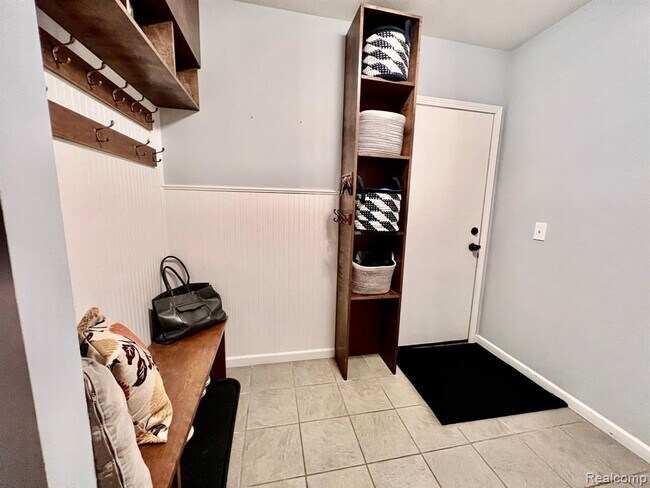 Building Photo - 6588 White Pines Dr