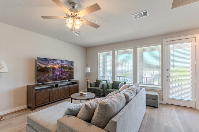 Building Photo - 494 S Centro Cir