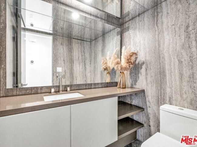 Building Photo - 1100 Alta Loma Rd