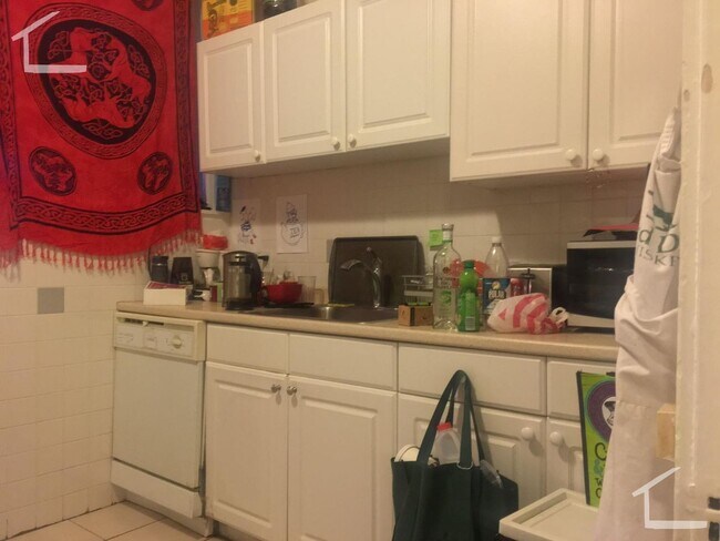 Building Photo - Great location in Brookline for BU... 2 bed 1 bath!!