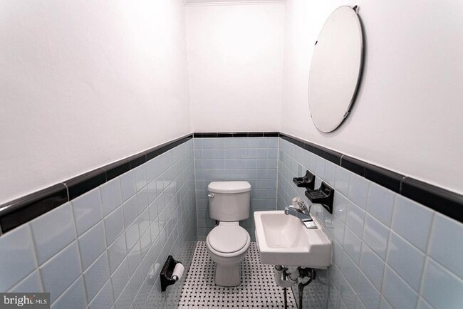 Building Photo - 2306 E Cambria St