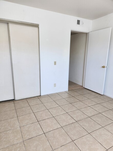 2nd bedroom to hall - 28323 Hillfield Ln