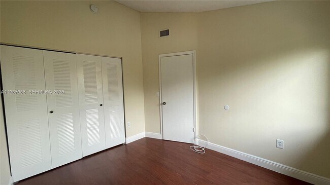 Building Photo - 6205 SW Kendale Lakes Cir