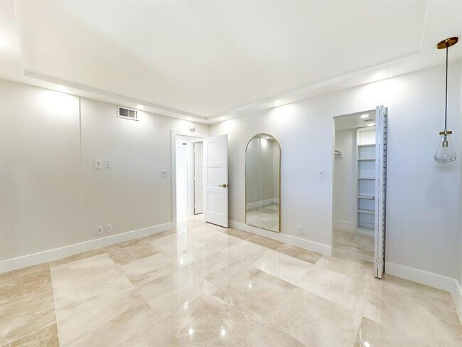 Building Photo - 4800 Bayview Dr