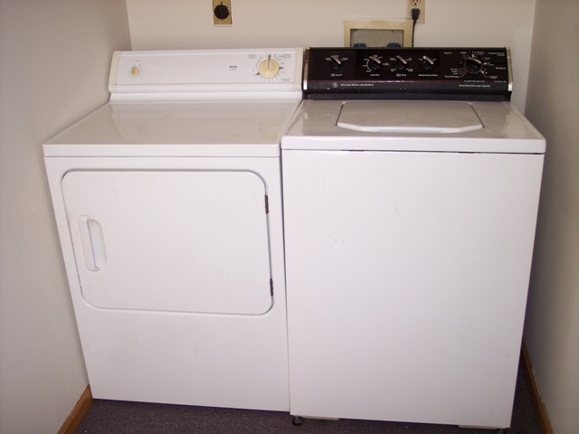 Washer/dryer - 718 Cedar Dr