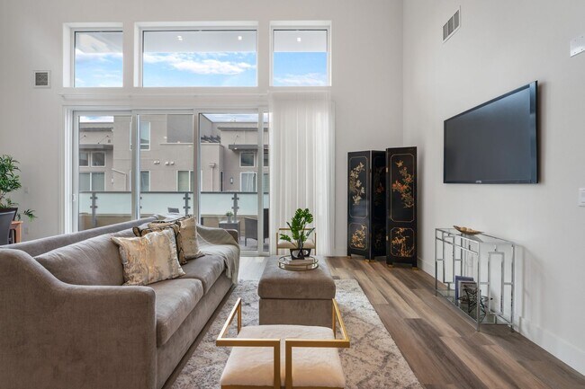 Building Photo - Gorgeous penthouse condo in East Industrial neighborhood – Fremont!