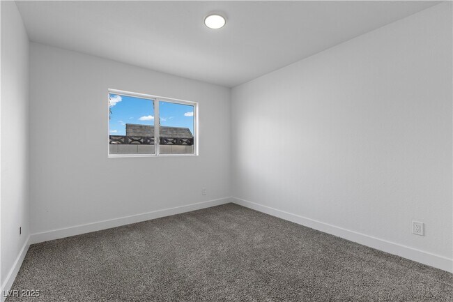 Building Photo - 4092 Ridgewood Ave