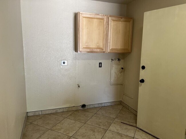 Building Photo - 835 McLain St