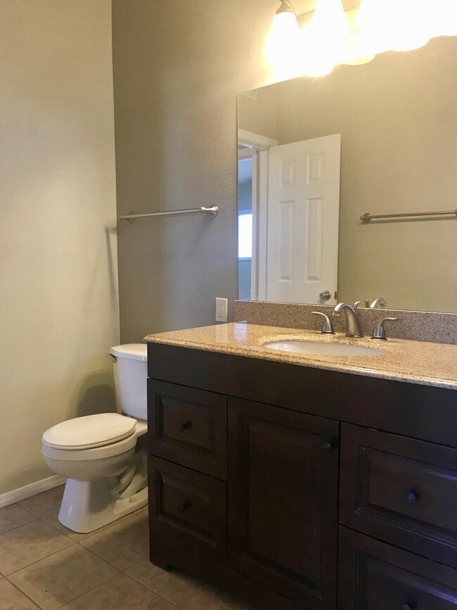 Building Photo - 1415 Willow Dr