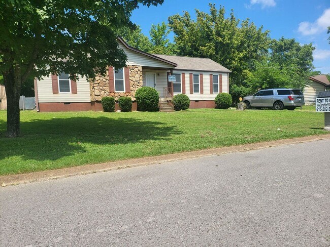 Building Photo - Large three bedroom, one and a half bath t...
