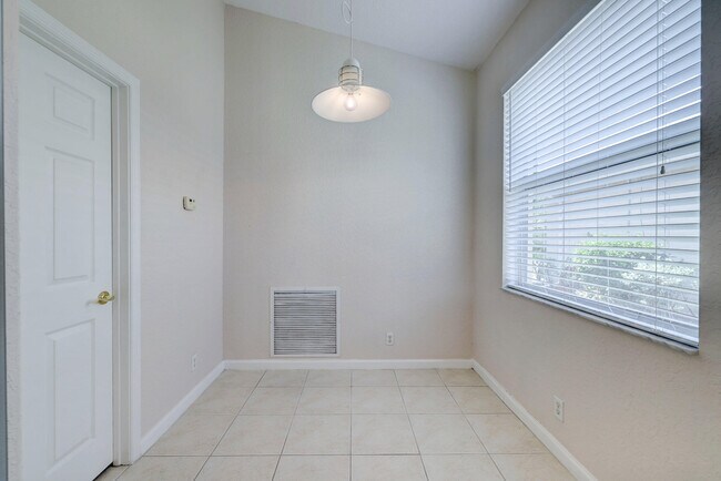 Building Photo - 688 Stanford Ln