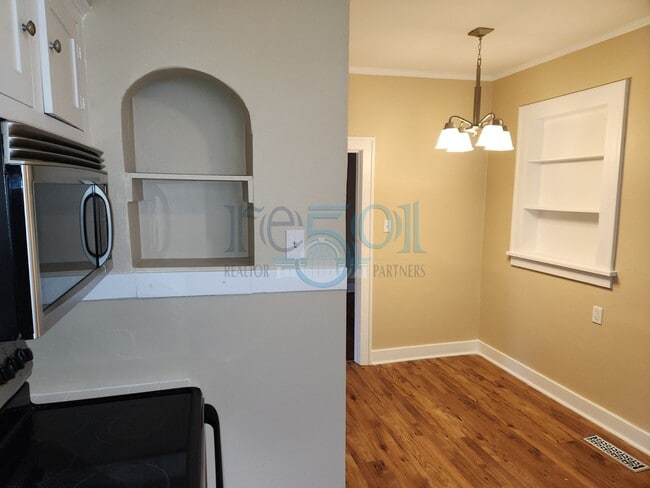 Building Photo - **Coming Soon** Addorable Newly Updated 3 Bedroom 2 Bathroom Hillcrest Cottage Minutes From UAMS!!!