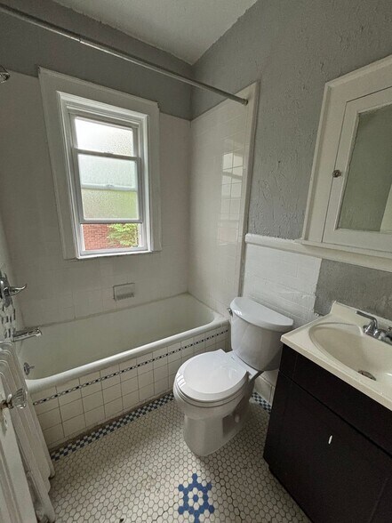 Building Photo - 884 Beaconsfield Ave