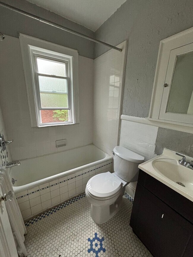 Building Photo - Charming One Bed Room in Grosse Pointe