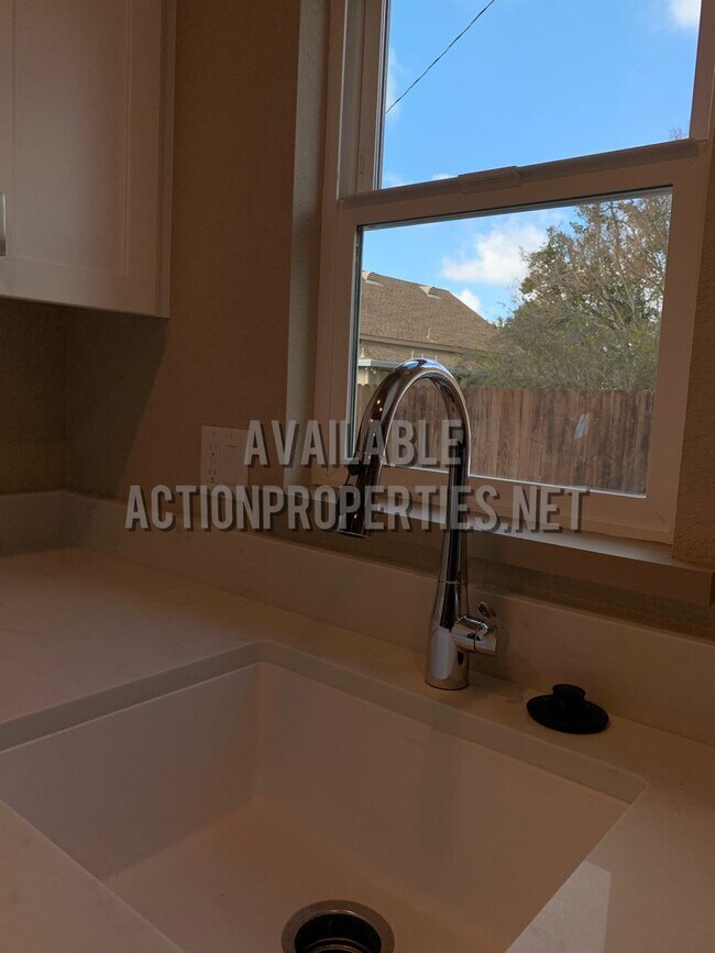 Building Photo - Central Rosville Home- 1 Bed, 1 Bath House - Appliances Included