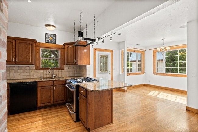 Building Photo - 4 Bed, 4 Bath on .62/acre! Close to BSU!