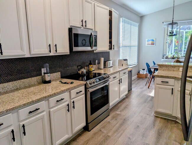 Building Photo - 3 Bed 2 bath 2 car garage pool home