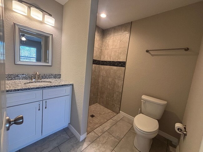 Building Photo - Great 3/2 in ideal location