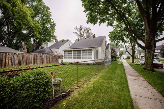 Building Photo - West Toledo 3 Bedroom