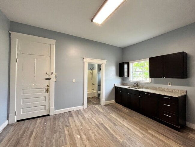 Building Photo - 1600 E 12th St